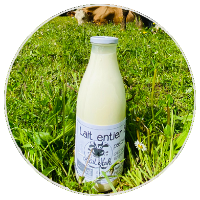 Bouteille de lait entier bio Lait Meuh posée dans l’herbe du pré